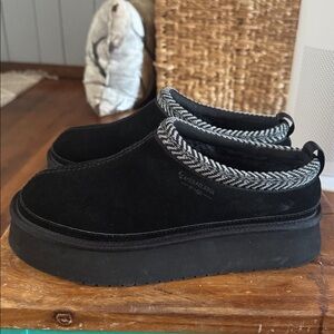 Koolaburra by UGG platform slippers/ slides- EUC!! Worn 2x!